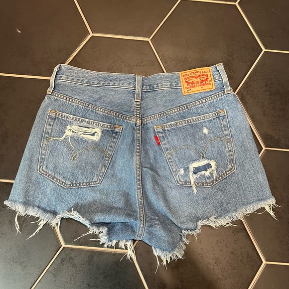 Distressed Levi 501 shorts - Picture 2 of 2